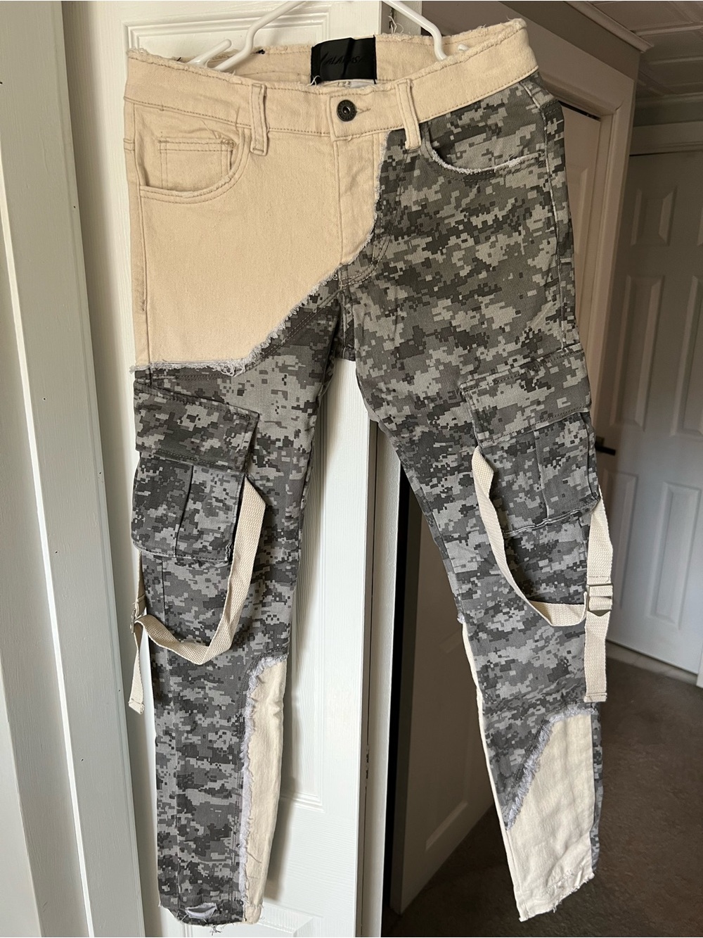 Valabasas Men’s Cargo Jeans